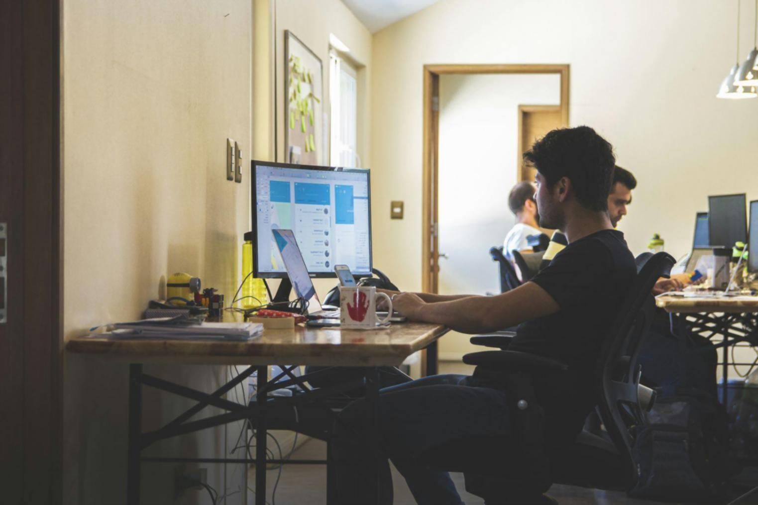 Professionelle Finanzberatung in modernem Büro