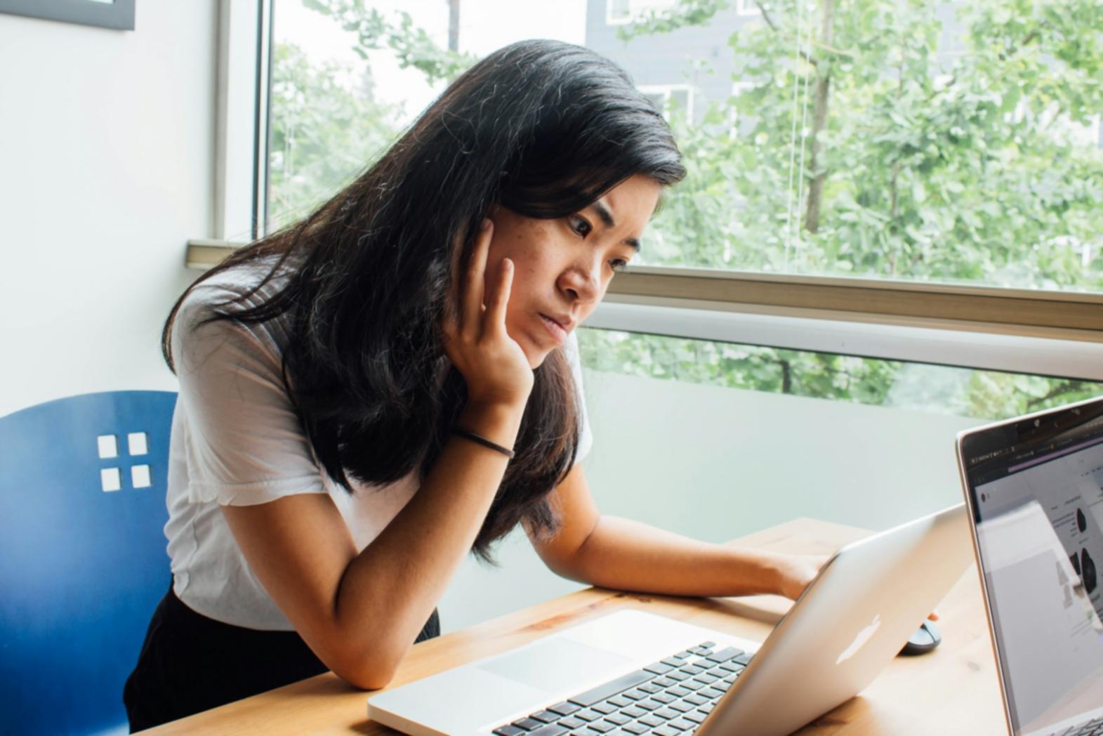 Teilnehmer arbeiten gemeinsam an Finanzanalysen und strategischen Planungen