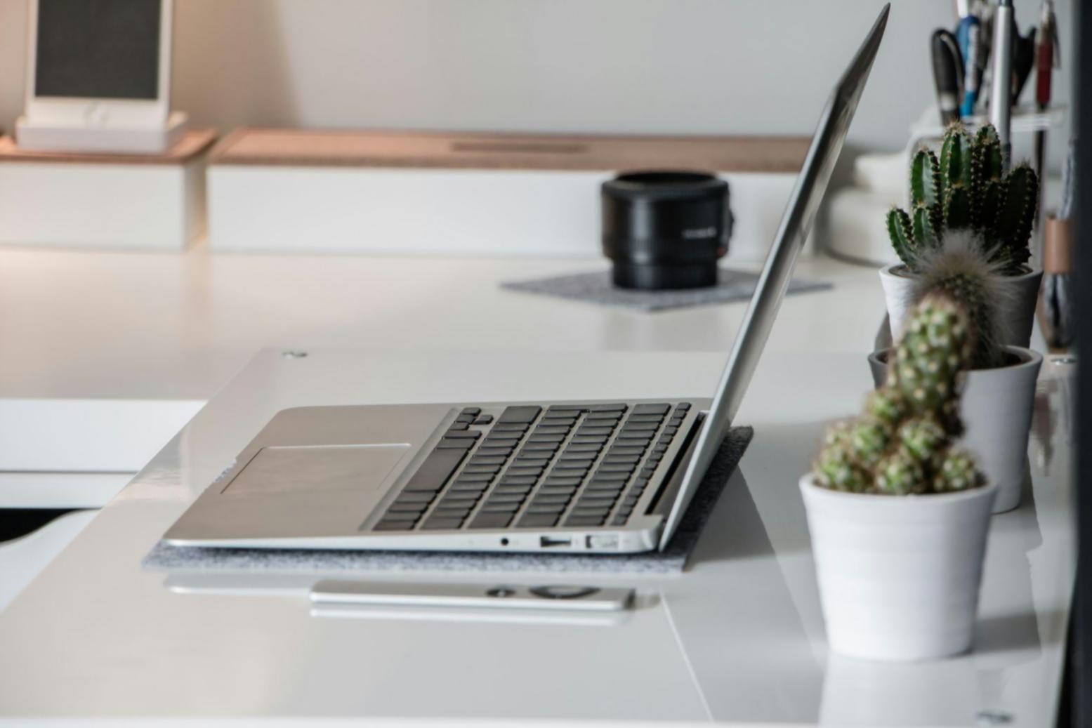 Beratungsgespräch zwischen Programmleiter und interessiertem Unternehmer in modernem Büro